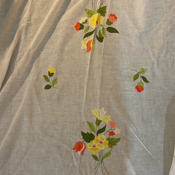 VINTAGE OVAL TABLECLOTH W/ FLOWER EMBROIDERY and appliqués 6 napkins - Picture 3 of 4